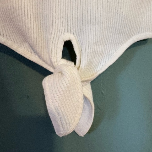 Olivaceous white Ribbed V-Neck Top - Picture 2 of 5